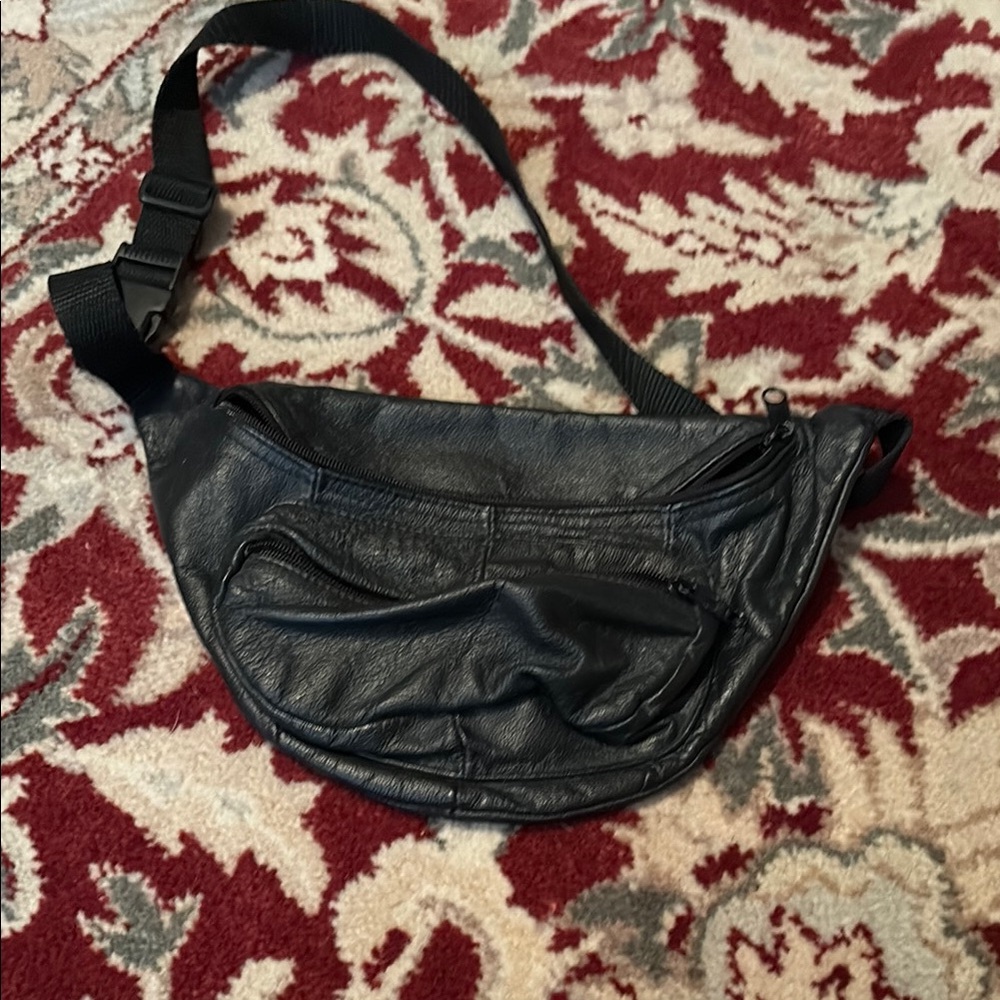 Max Edition Black Belt Bag Sleek Design